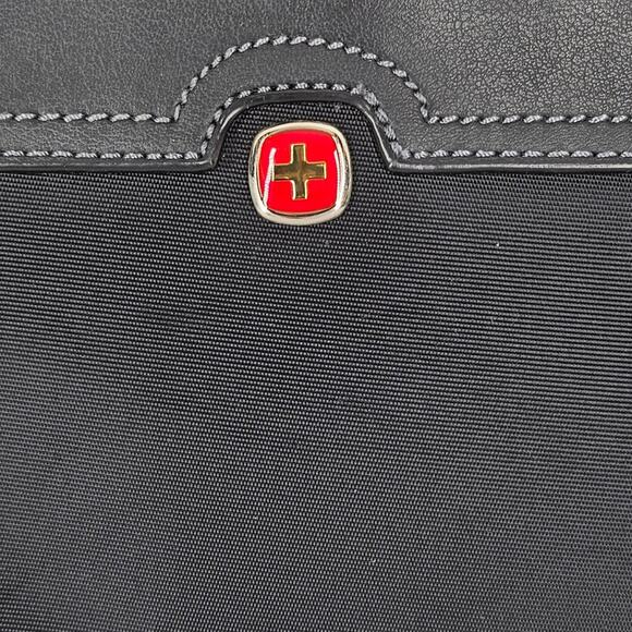 SWISS GEAR MAKEUP/TOILETRY BLACK ZIPPERED TRAVEL POUCH MULTI COLOR STRIPE LINING - Picture 3 of 6